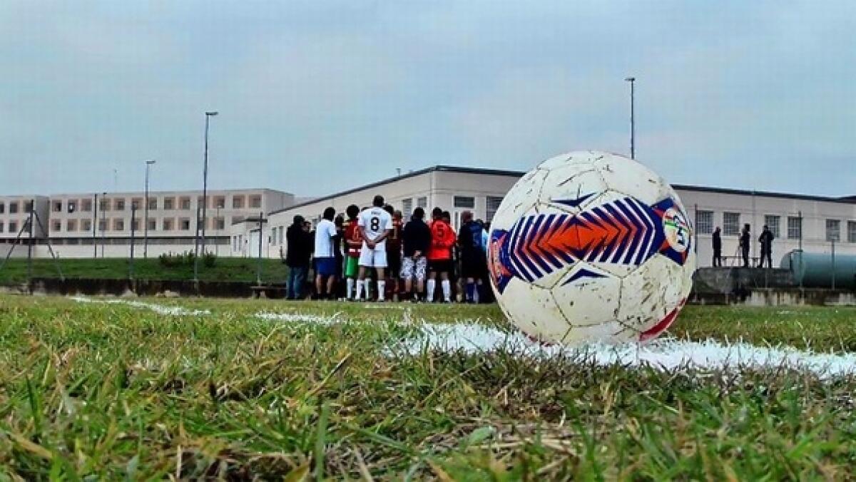 Sportivamente, una partita di calcio tra detenuti e avvocati - 