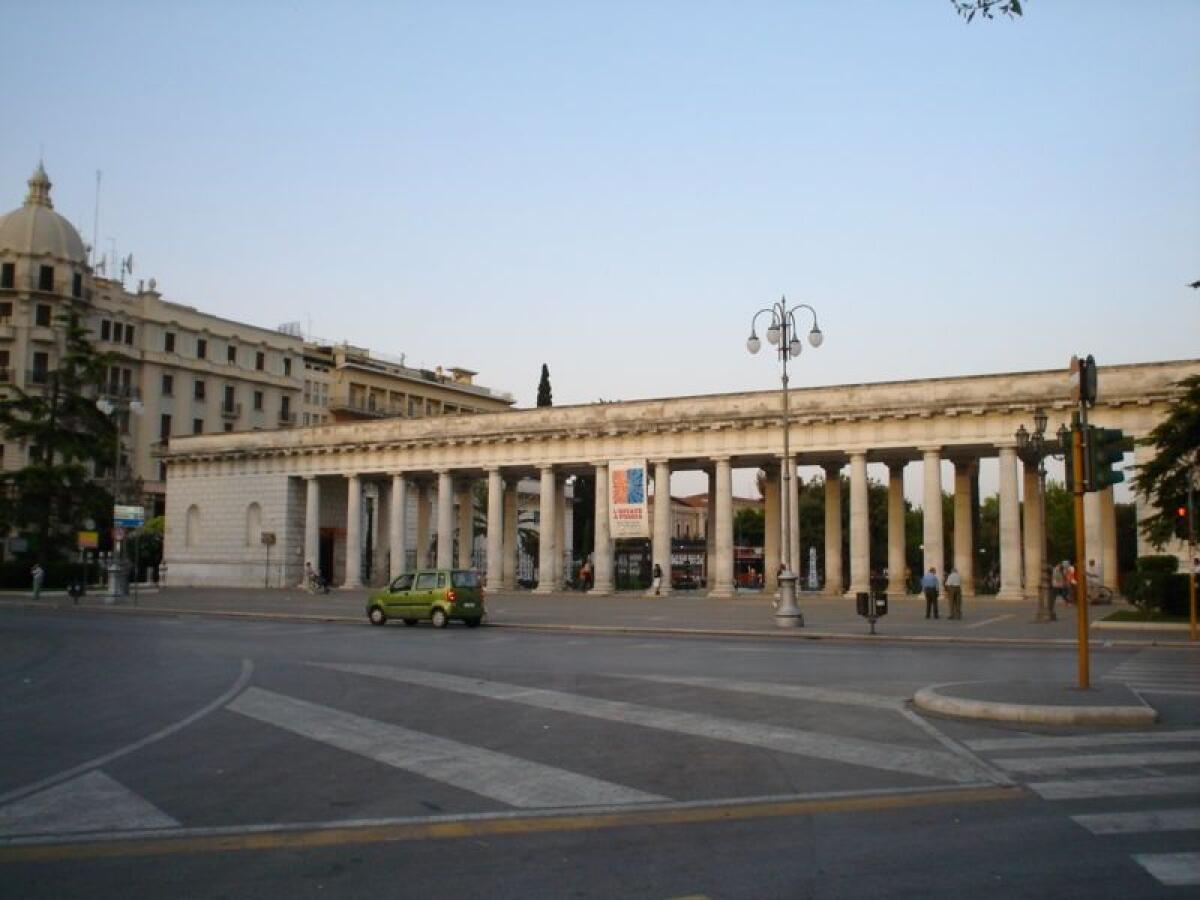 La Villa Comunale di Foggia: i giardini fatti della materia di cui sono fatti i ricordi - Pronao della villa comunale