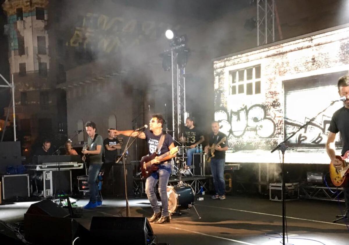 Bennato incanta Piazza Cavour: gran finale con lo spettacolo pirotecnico - 
