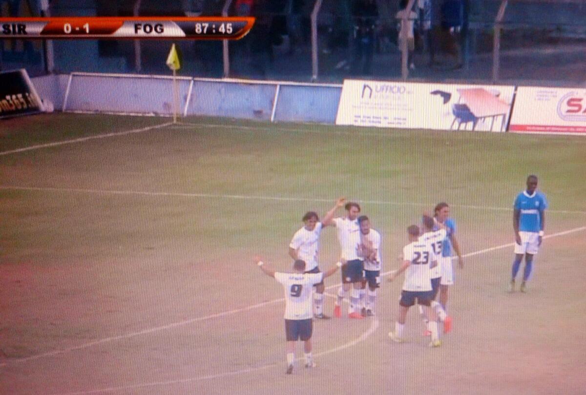 Chiricò e Padovan stendono il Siracusa. Foggia a punteggio pieno - I giocatori del Foggia festeggiano Stefano Padovan, autore del 2-0