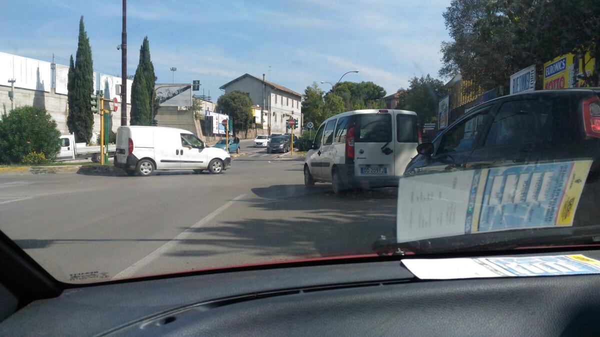Incrocio di via Scillitani: dove la prepotenza regna incontrastata - 