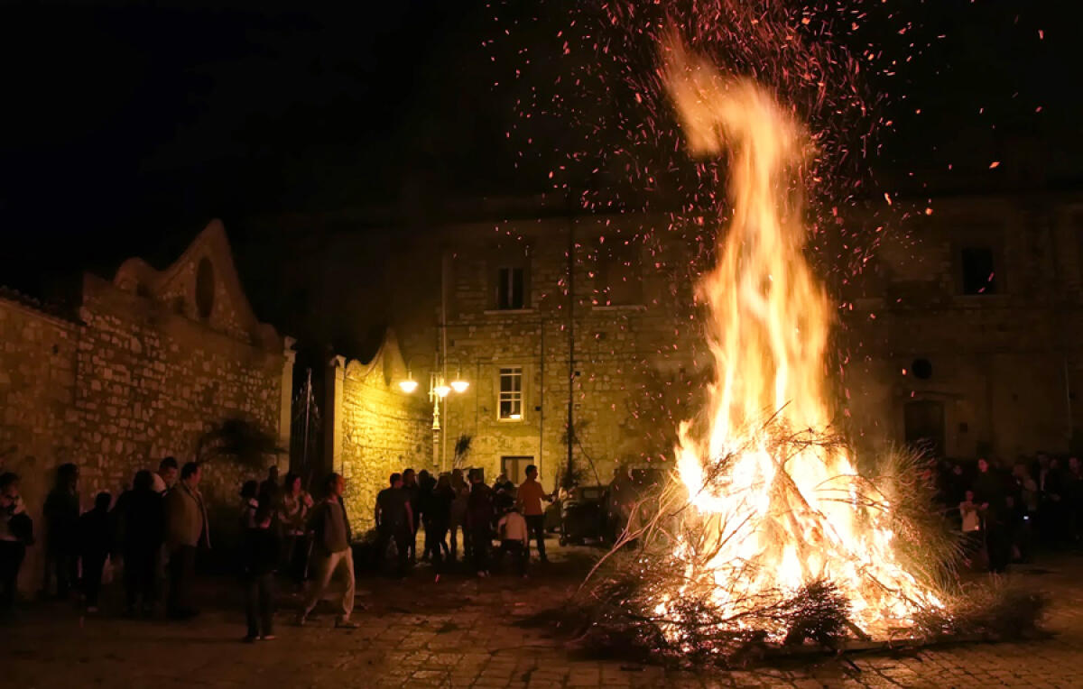 Orsara twitta #fucacoste e il cuore del borgo prende fuoco - 