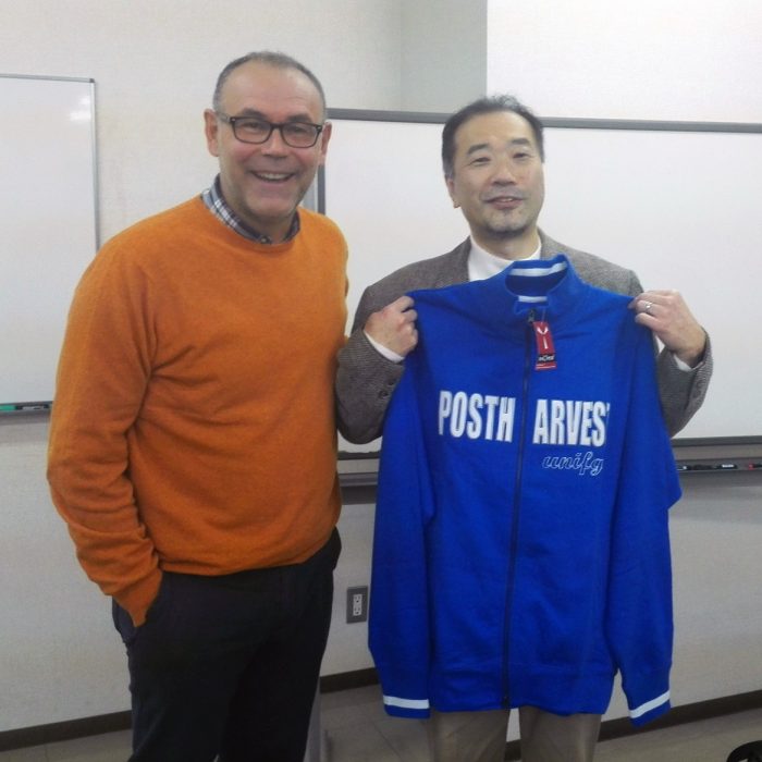 Scambio di doni tra il Prof. Colelli ed il Prof. HIdemi Izumi della Kindai University