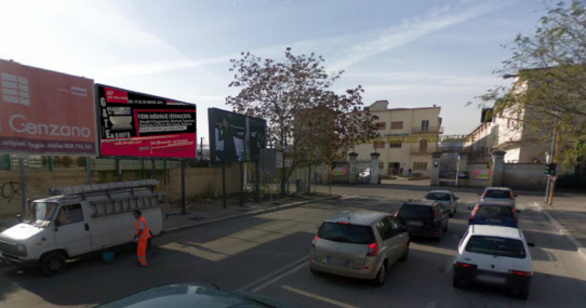 Urla e spintoni contro i passanti, la segnalazione di una nostra lettrice - 