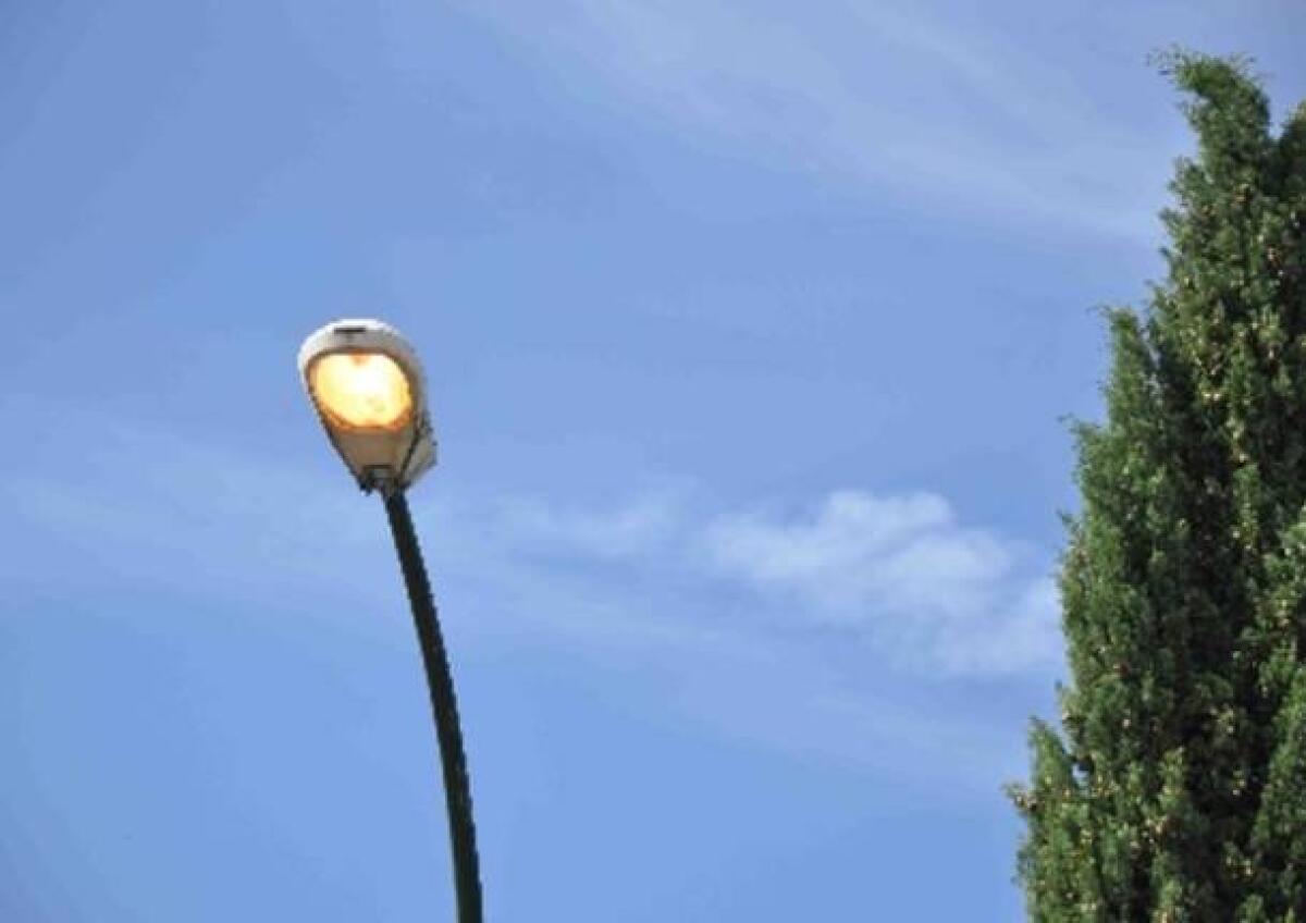 Via Einaudi: i lampioni rimangono accesi anche quando non dovrebbero - 