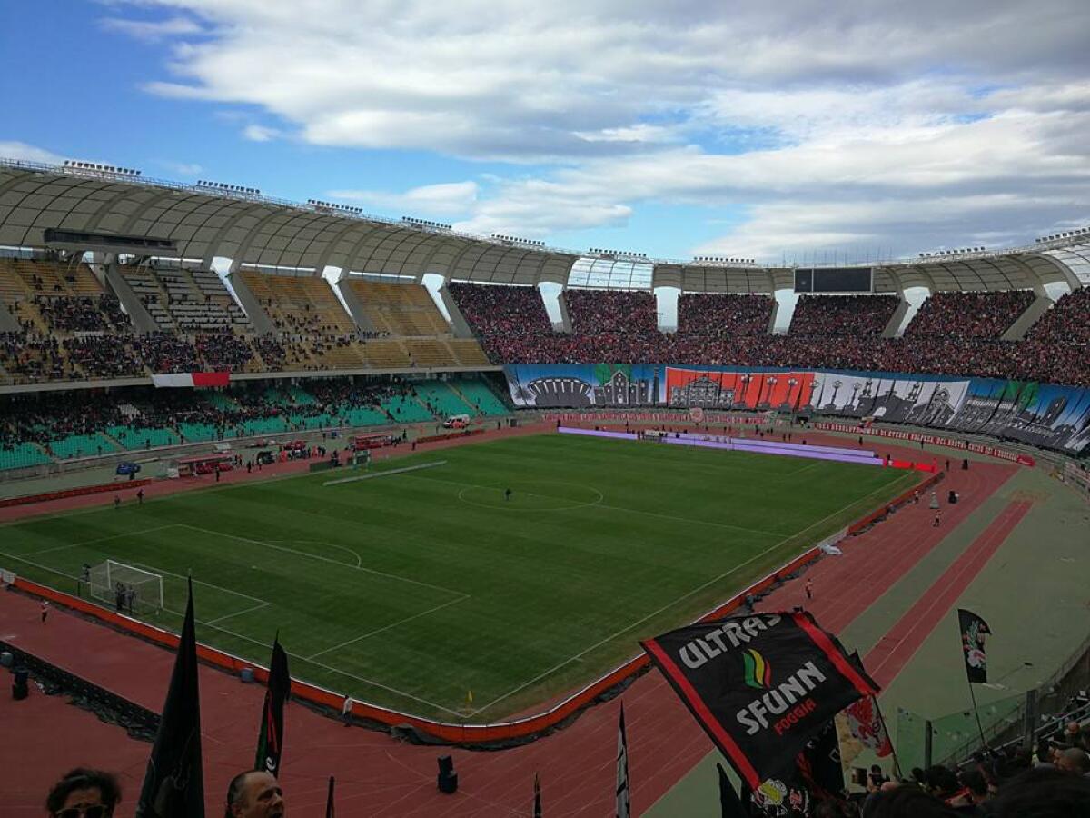 Bombe carta dei tifosi rossoneri dopo il gol di Galano. Ferito uno steward - 