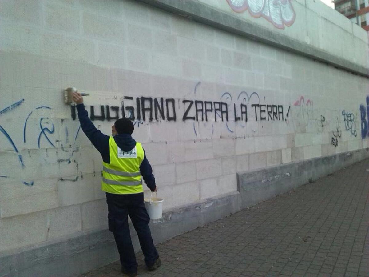 Rimossa la scritta "foggiano zappa la terra". L'assessore: "vorrei dirti che sei due volte idiota" - 