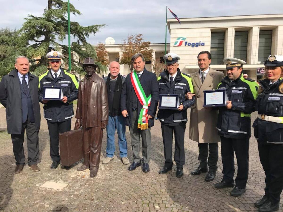 "La città non deve piegarsi ai vandali", Landella sostiene il restauro della statua del Viaggiatore - 