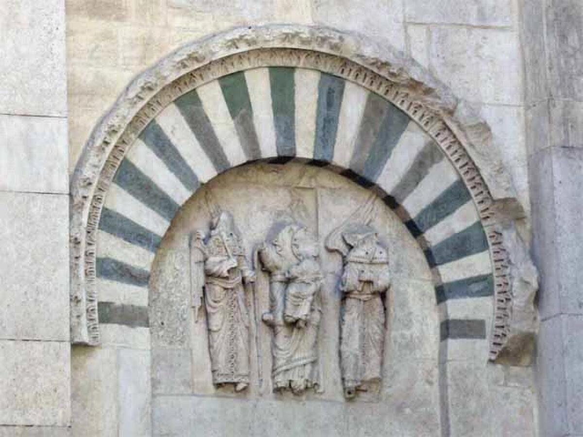 Foggia e la leggenda della Madonna che schivò una pietra - Particolare della lunetta del Portale di San Martino raffigurante la Madonna con Bambino e due Angeli. (medioevo.org)