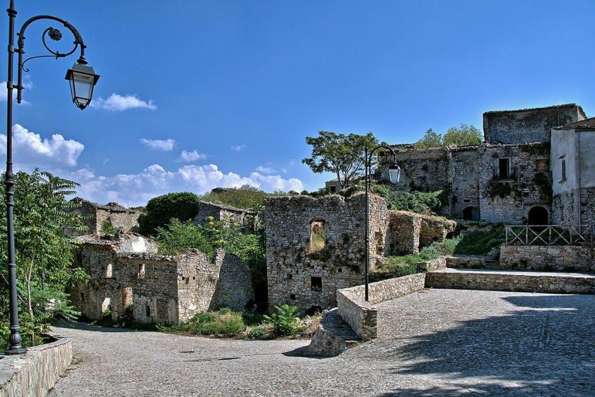 Accadia, Rione Fossi: la città fantasma dei Monti Dauni - 
