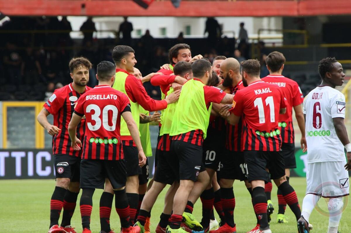 Foggia calcio, iscrizione a serio rischio. Polizia alla Tamma - 