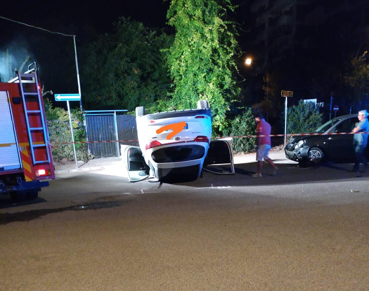 Grave incidente stradale in via Rovelli: auto si ribalta - 