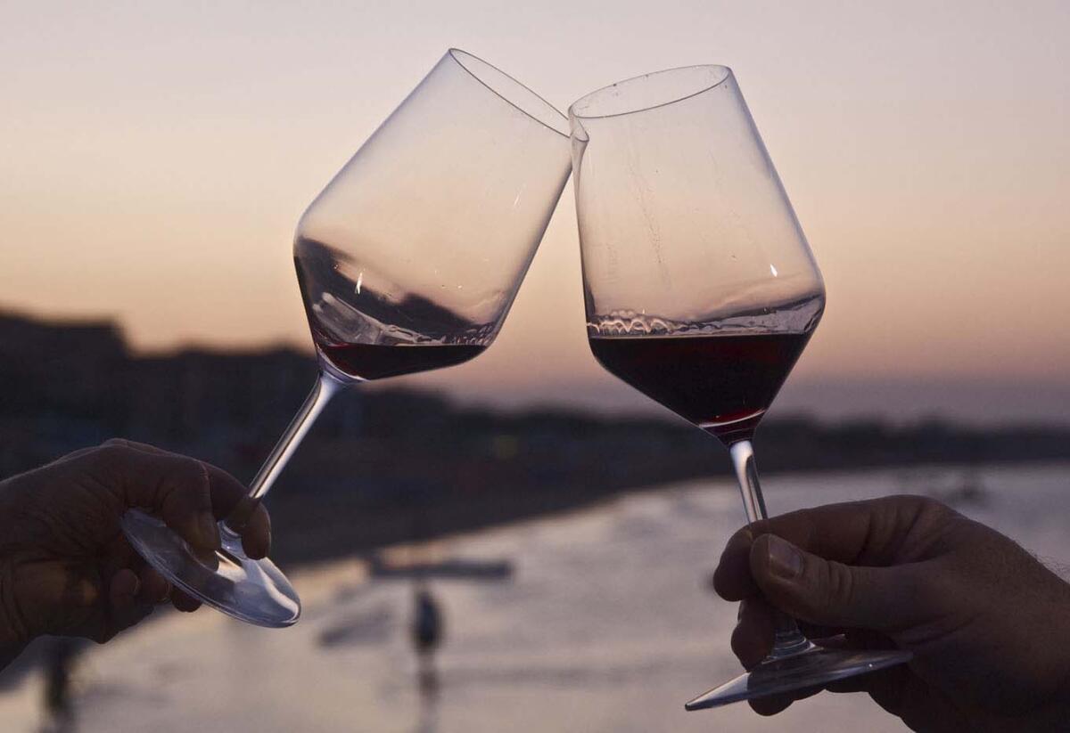 Monte Sant'Angelo, chef multato per aver versato il vino in calici di vetro - 