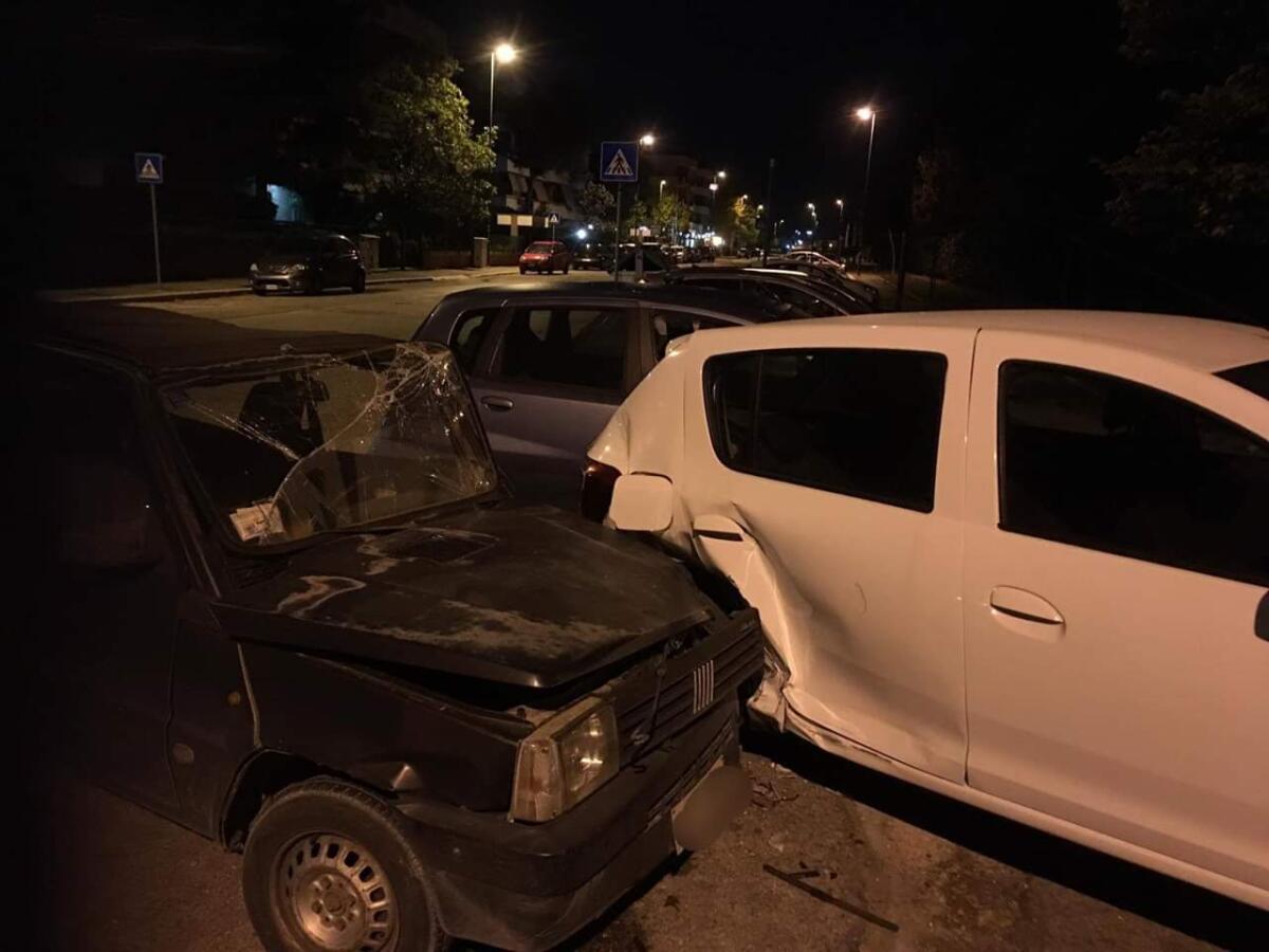 Via de Petra: A bordo di una Panda rubata, si schiantano contro le auto in sosta - 