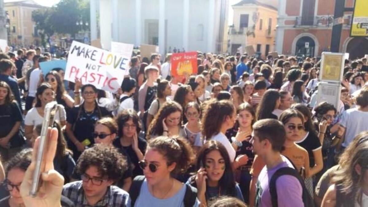 Foggia scende in piazza: tantissimi ragazzi in corteo per il clima - Crediti Foto: Gazzetta del Mezzogiorno - Foto Maizzi