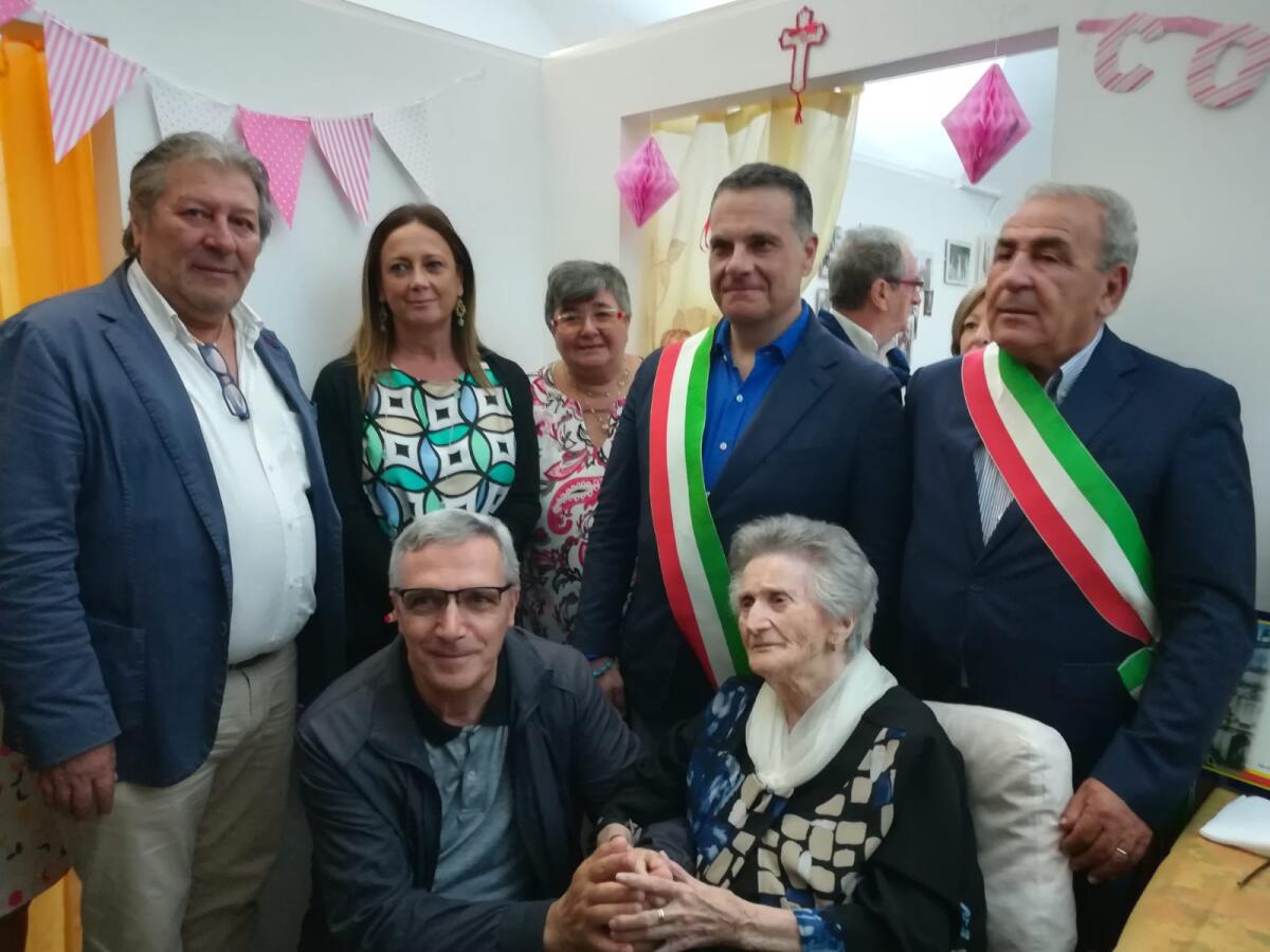 San Severo, il sindaco festeggia la centenaria Vincenzina - 