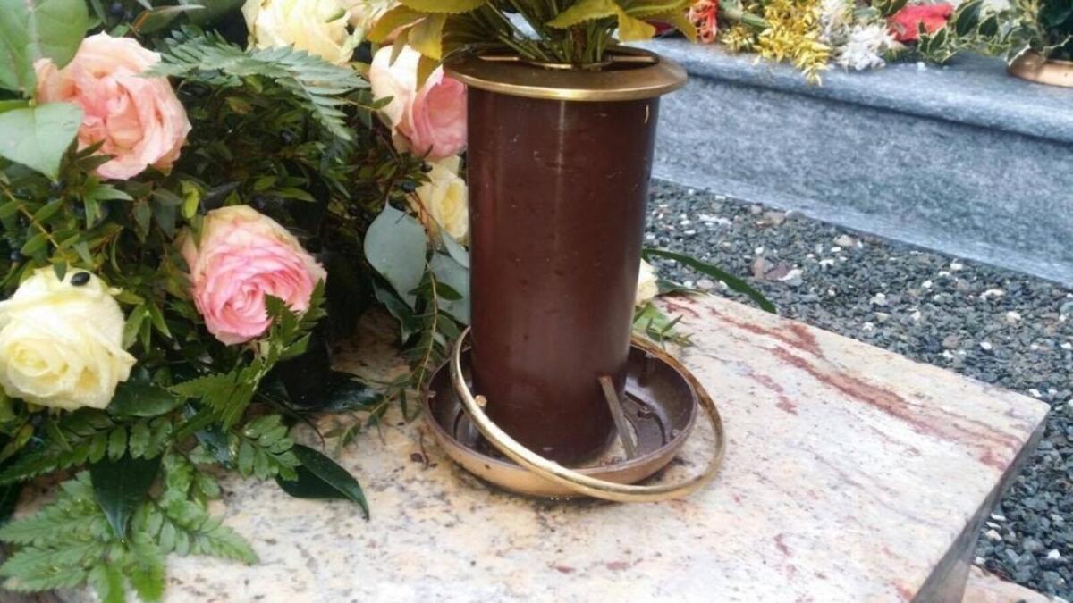 Ladro sorpreso a trafugare suppellettili funerarie al cimitero di San Severo - 