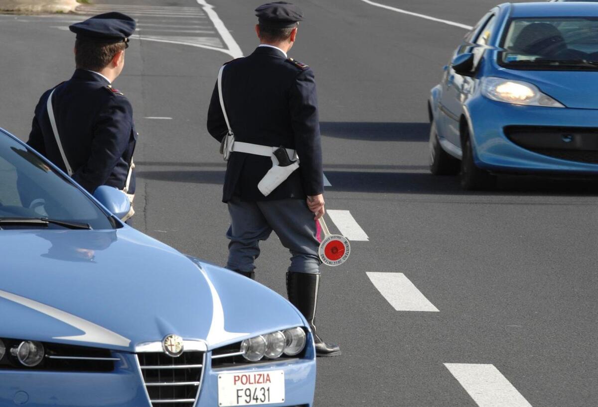 Caos sulla A14: ubriaco sbanda e corre a forte velocità con un autocarro - 