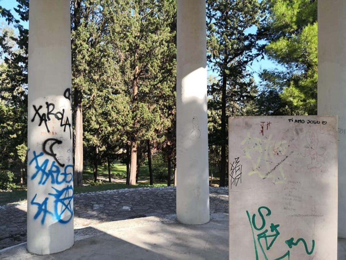 Foggia, Villa Comunale: il grande degrado tra panchine rotte e totale abbandono - Crediti Foto: Trash Challenge Foggia