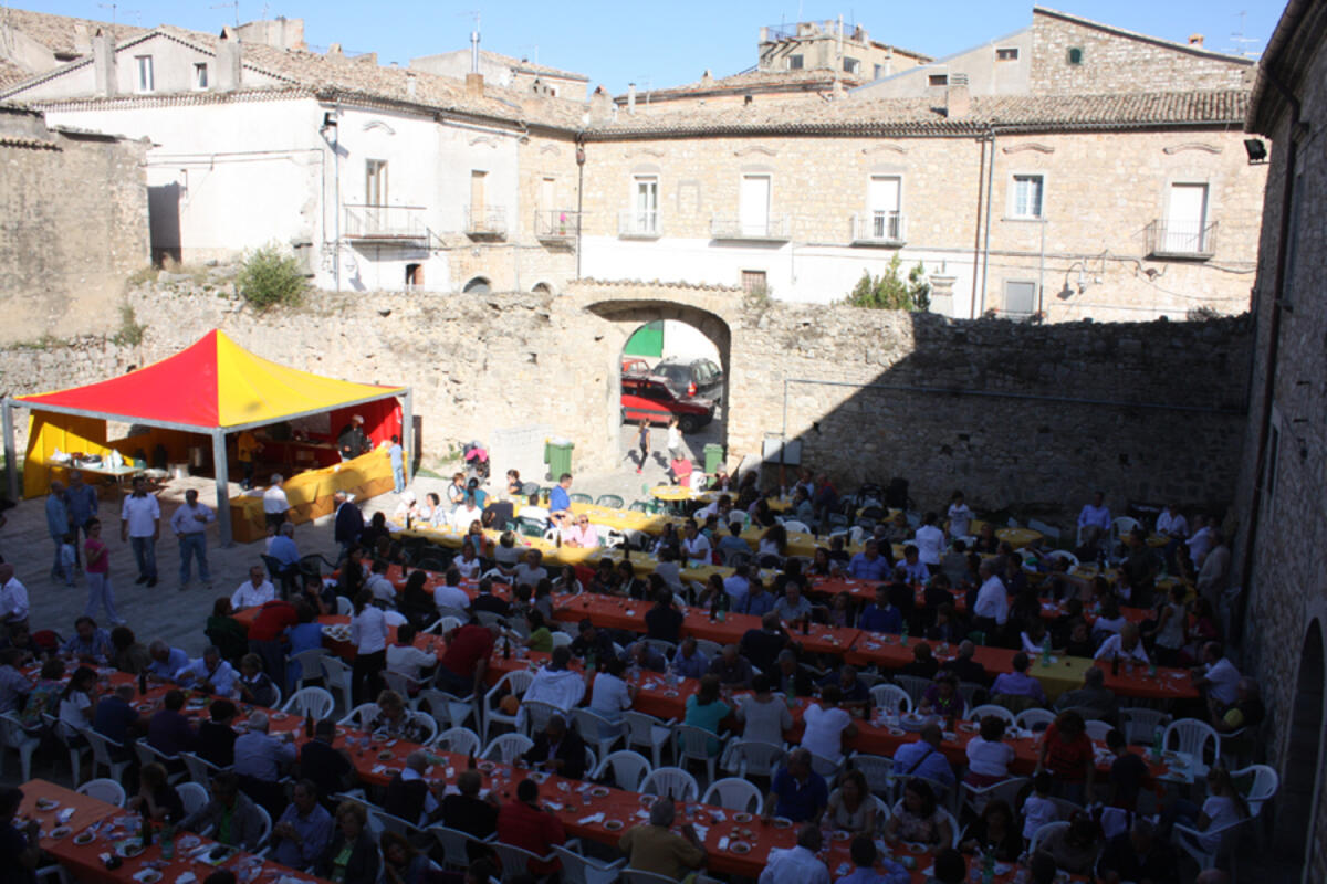 Ad Orsara grandi tavolate in piazza, falò e concerti per la Festa Patronale - 