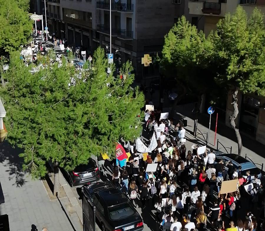 Foggia scende in piazza: tantissimi ragazzi in corteo per il clima