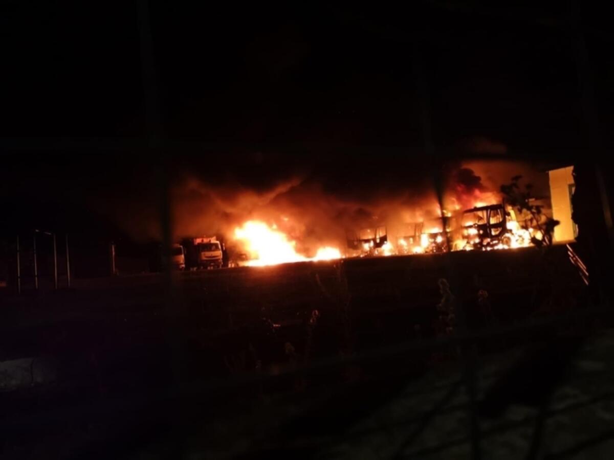 Vasto incendio nel Foggiano: distrutti mezzi per la raccolta rifiuti in un deposito - Crediti Foto: Ansa