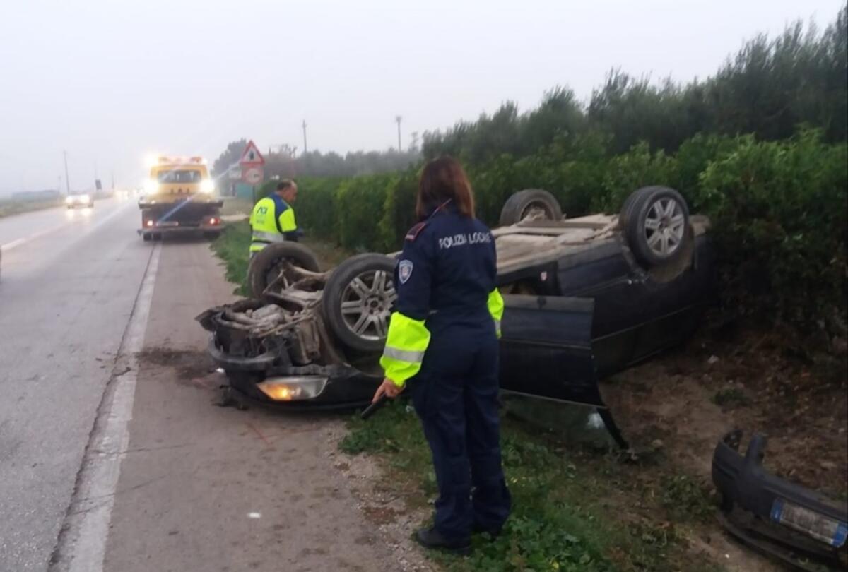 Foggia, incidente su via San Severo: auto si ribalta e gli occupanti fuggono - 