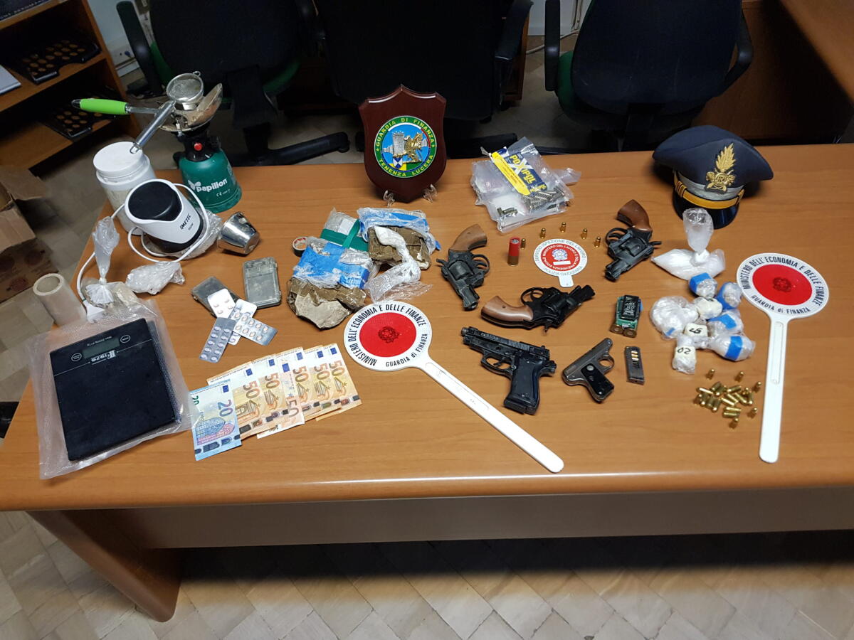 Lucera: sequestrate armi, munizioni, droga e un congegno esplosivo artigianale in una carrozzeria - 