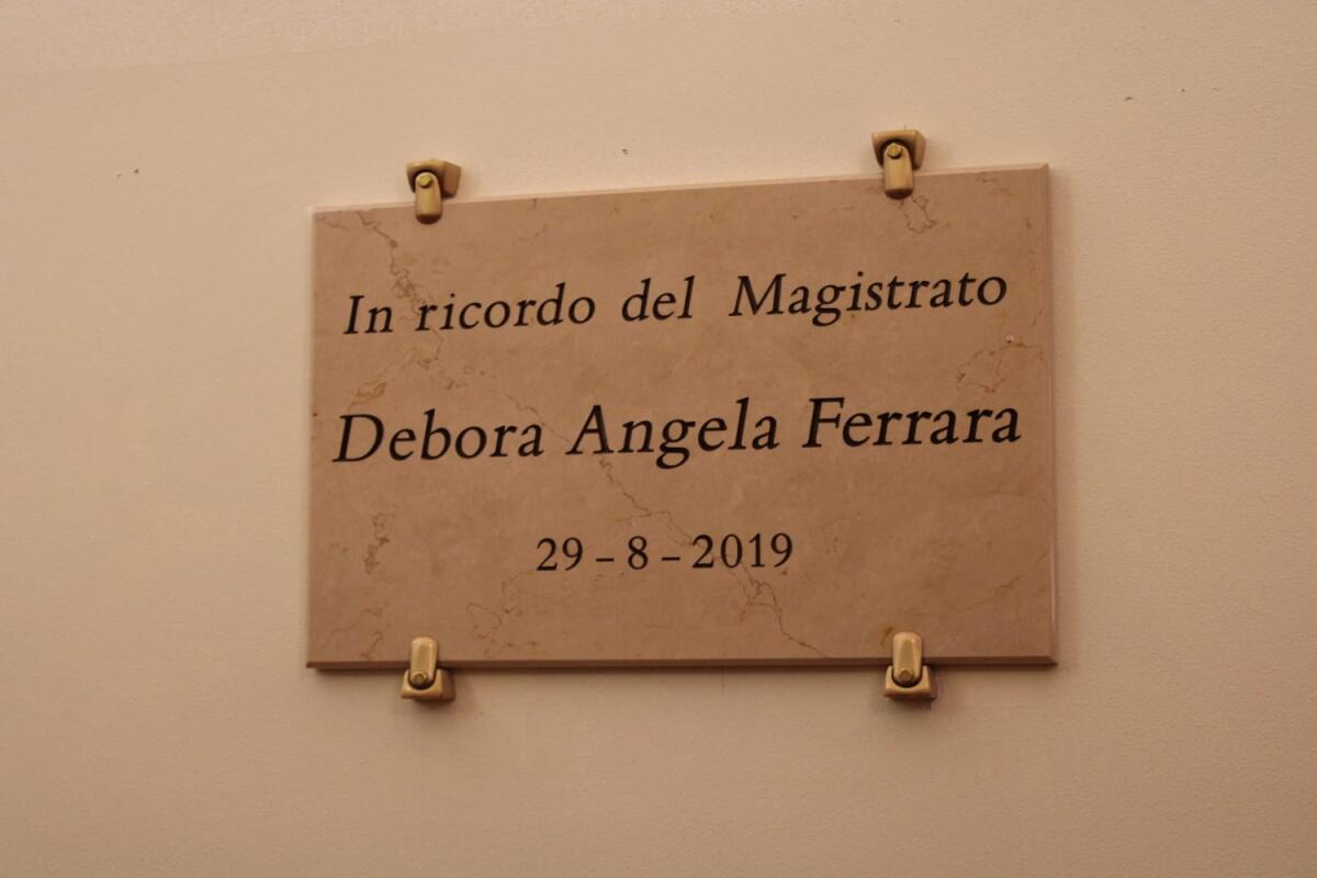 Aula del tribunale intitolata a Debora Ferrara, il magistrato di San Severo scomparso a soli 39 anni - 