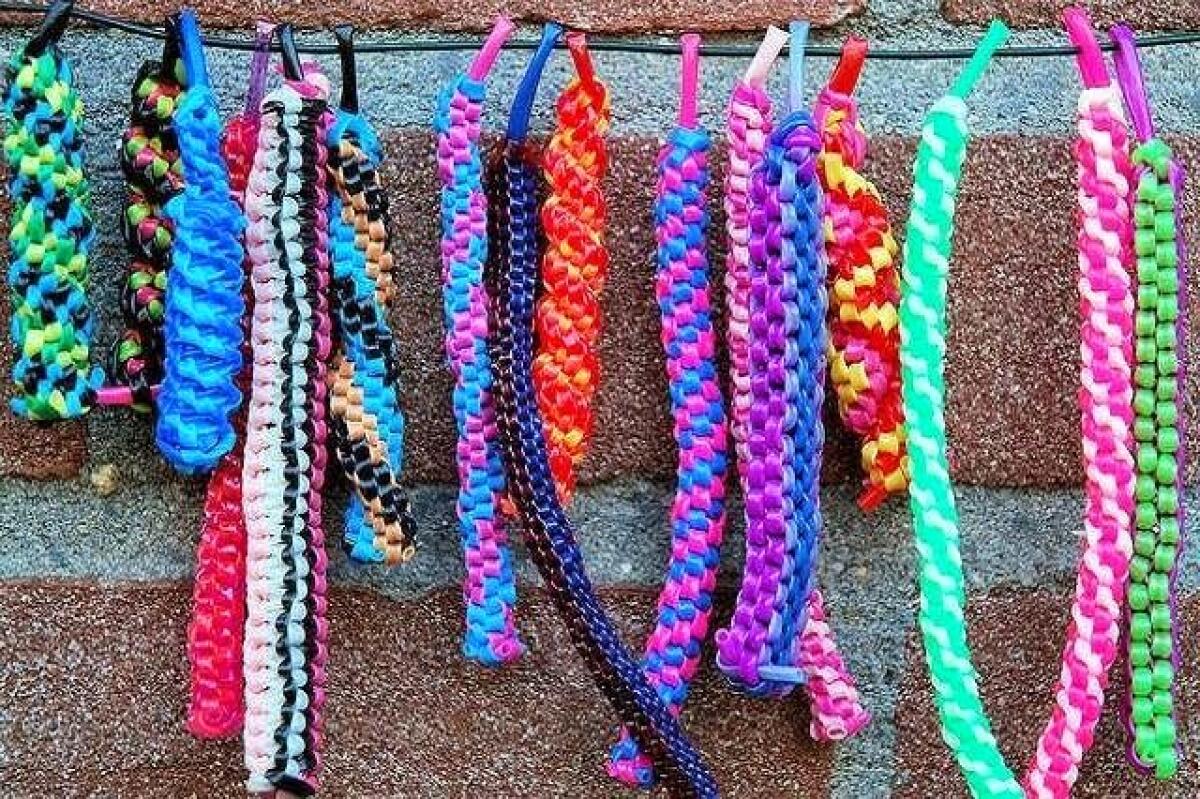 Ricordate gli Scoubidou? I nodi intrecciati amati dai ragazzini nei primi anni 2000 - 