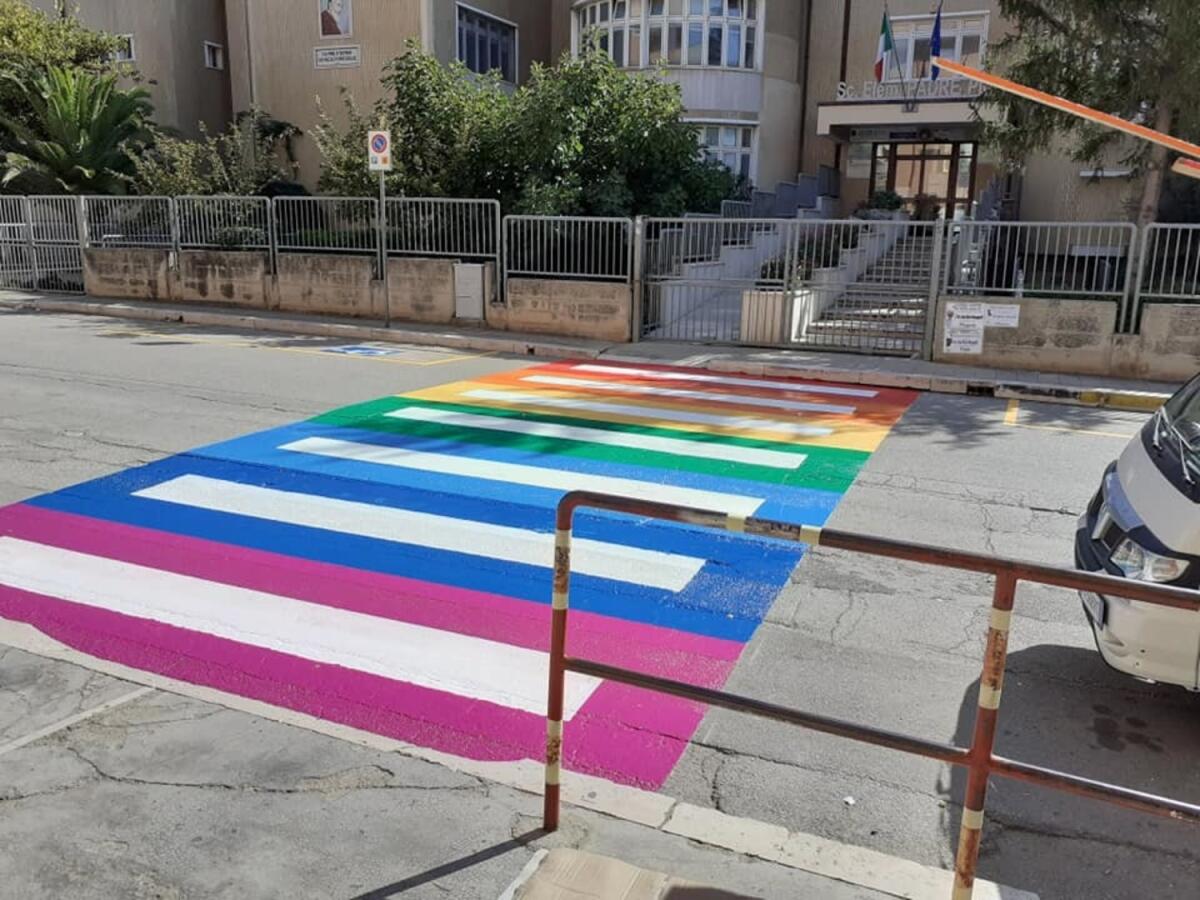 Apricena, strisce pedonali con i colori dell'arcobaleno davanti alle scuole - 