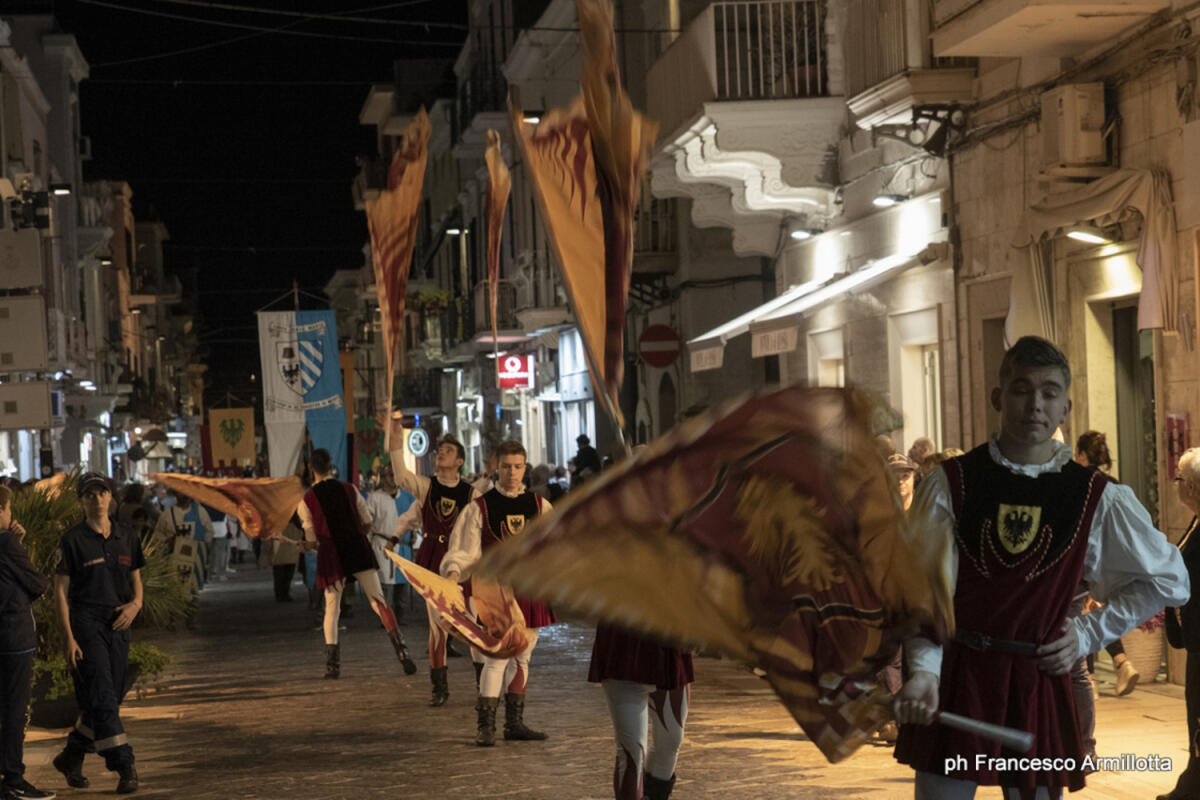 Il Medioevo invade Manfredonia: un tuffo nel passato con soldati, giocolieri e nobildonne - 
