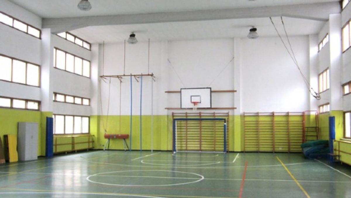 Foggia, prof di educazione fisica bacia alunna: condannato per violenze sessuali - 