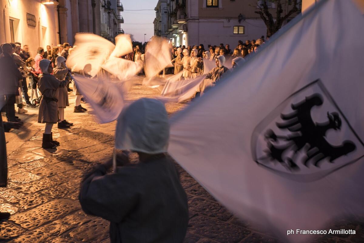 Il palio delle Torri a Manfrodonia, un weekend tra balletti medievali e sbandieratori - 
