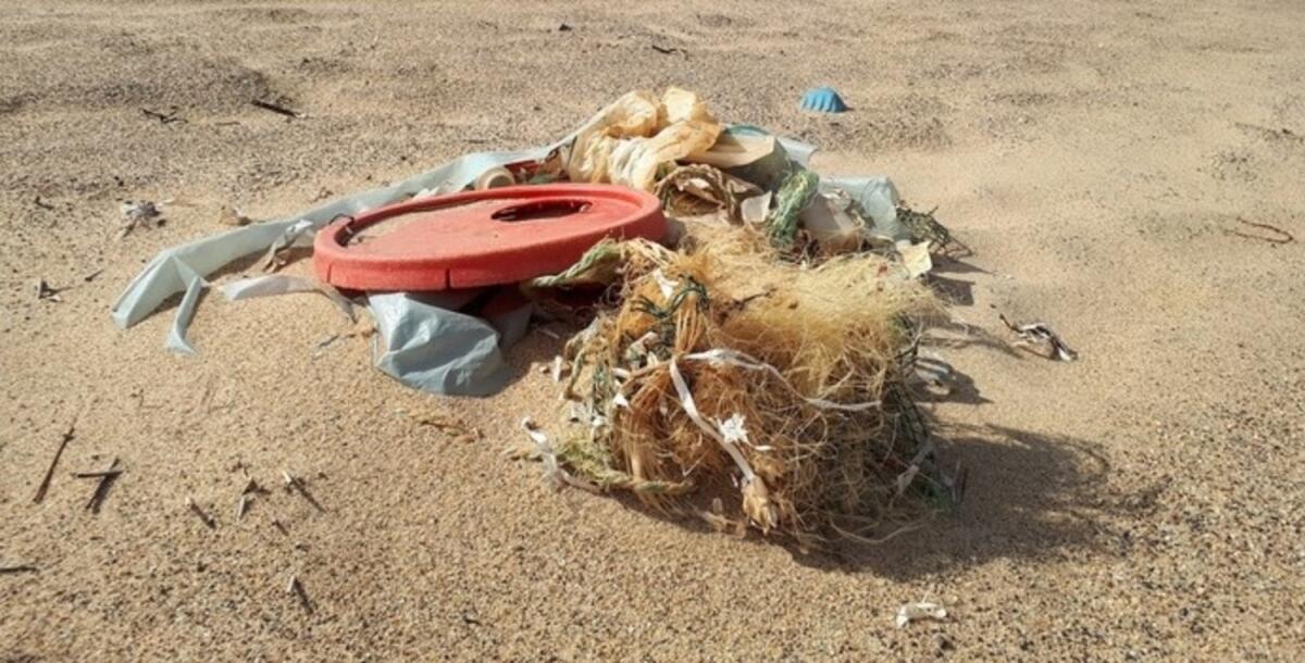 La pulizia del Gargano parte da Lesina e Varano: domani iniziano le operazioni - Marine Litter, plastiche in mare. Rifiuti di plastica su di una spiaggia italiana. Roma,16 luglio 2019. ANSA/STEFANO SECONDINO
