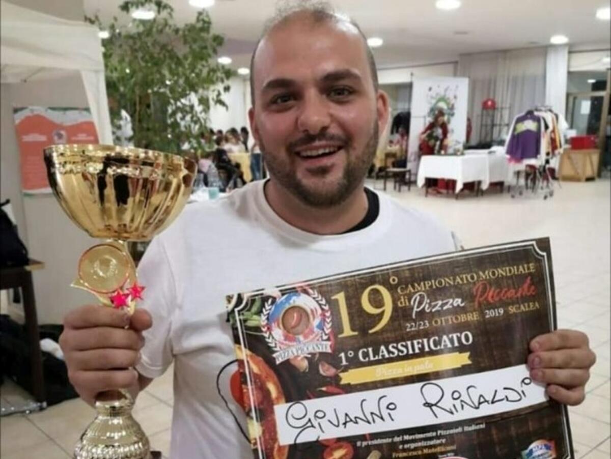 Il maestro pizzaiolo di Carapelle Johnny Rinaldi trionfa al Campionato mondiale di Pizza Piccante di  Scalea - 