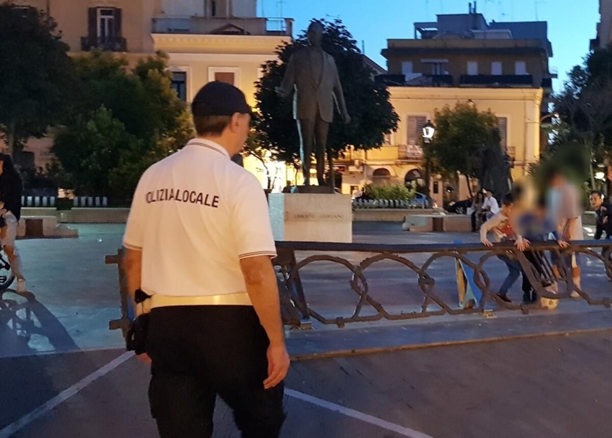 Foggia, ragazzini ammoniti in Piazza Giordano: giocano a palla tra le statue - 