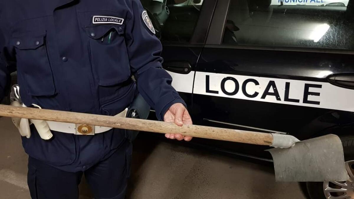 Ragazzini armati di attrezzi da giardino: interviene la Polizia Locale - 