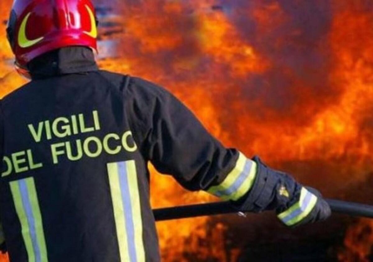 Carapelle, vasto incendio nel centro raccolta rifiuti - 