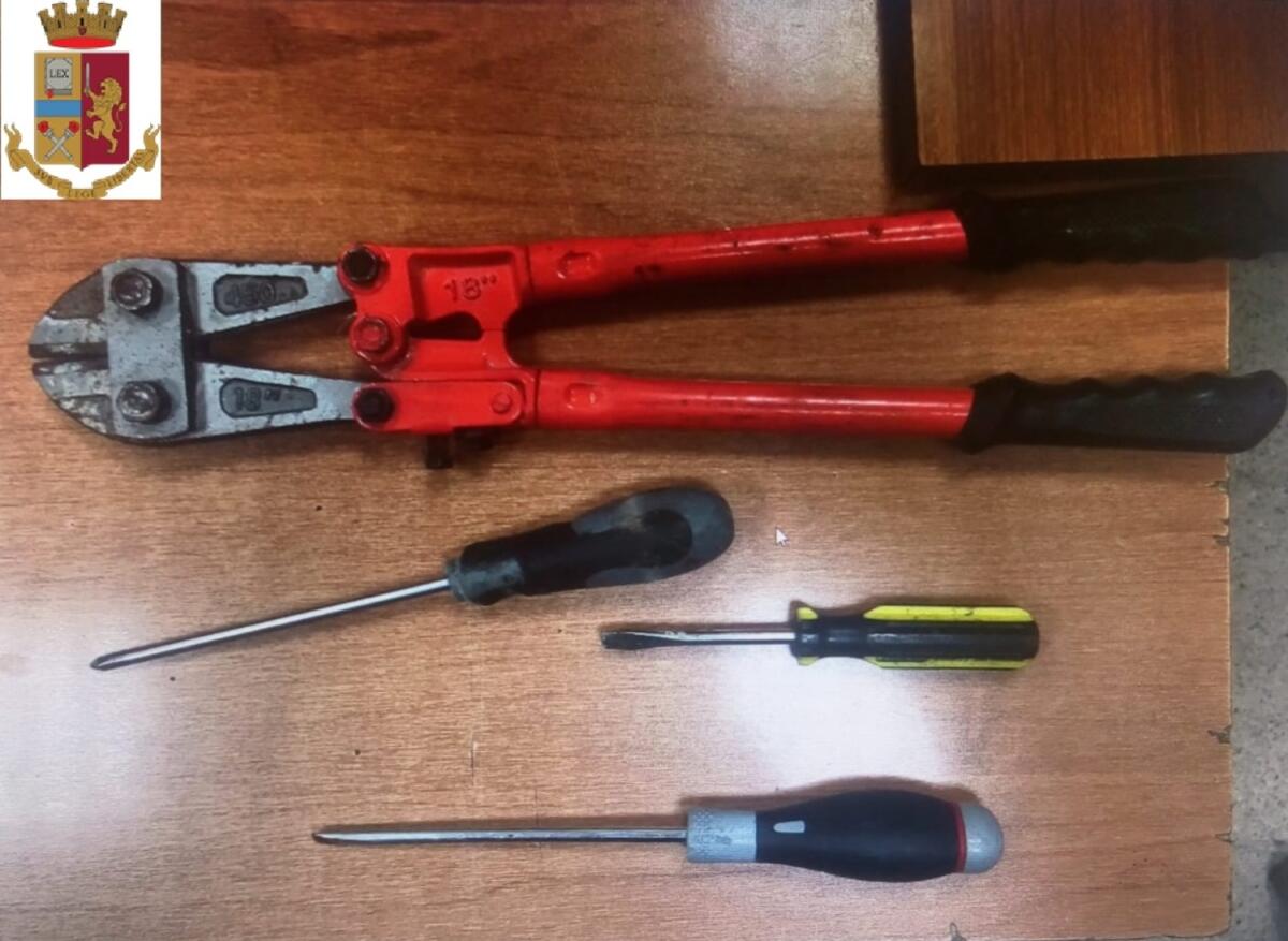 Foggia, tre ragazzini tentano di rubare un'auto: sorpresi con tronchese e giraviti - 
