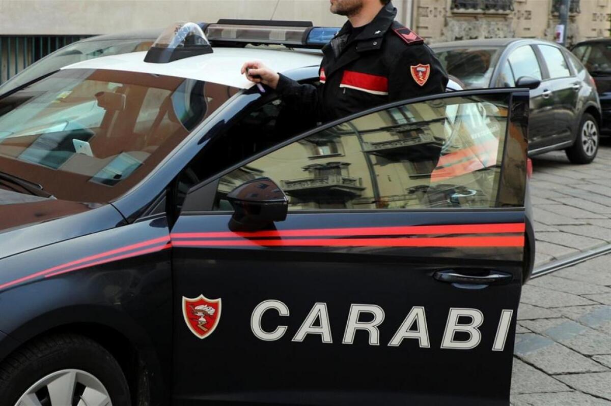 Perseguita una casalinga, arrivando ad incendiare la casa del marito: in manette un 31enne - 