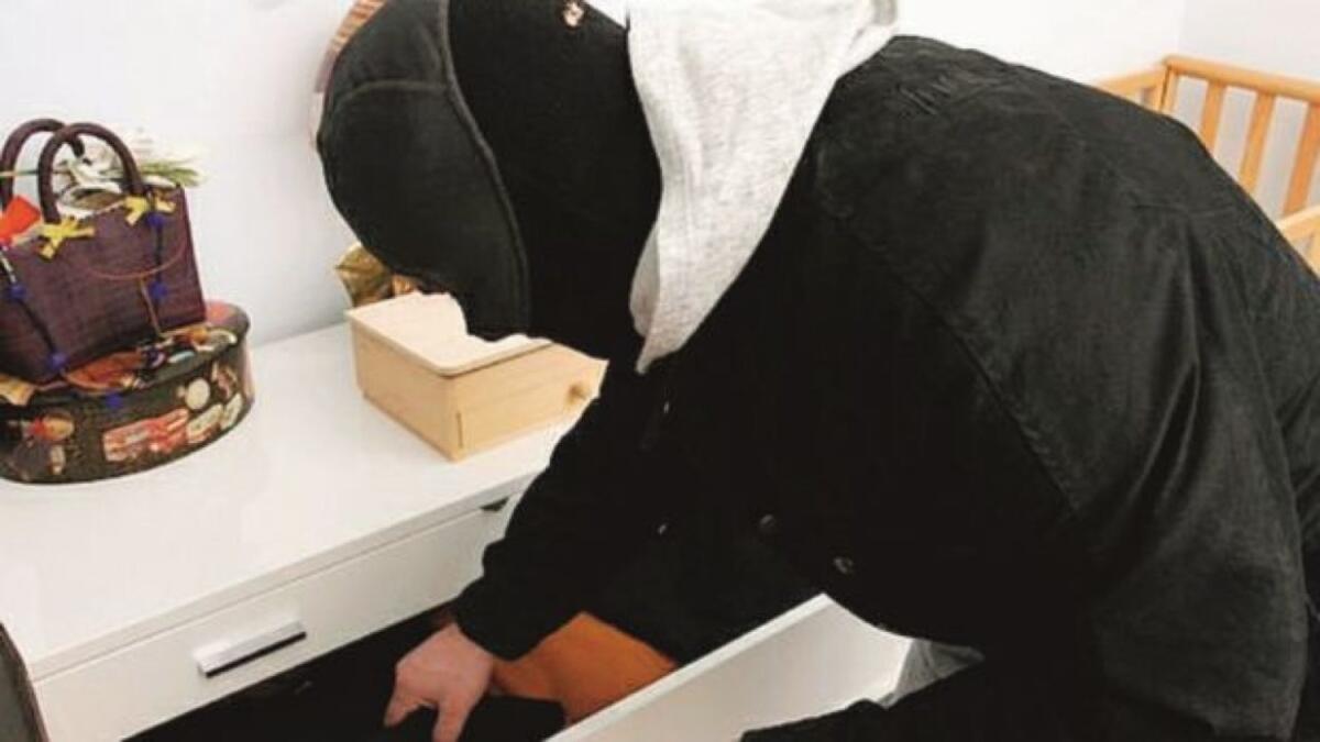 Foggia, avvocato legato sul letto e minacciato: domestica e complici gli portano via 20mila euro - 