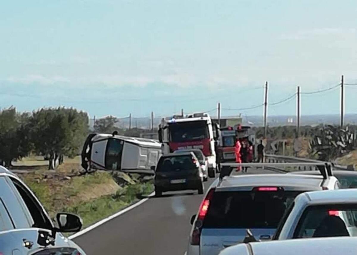 Terribile incidente stradale sulla Troia-Foggia: si ribalta un furgoncino - 