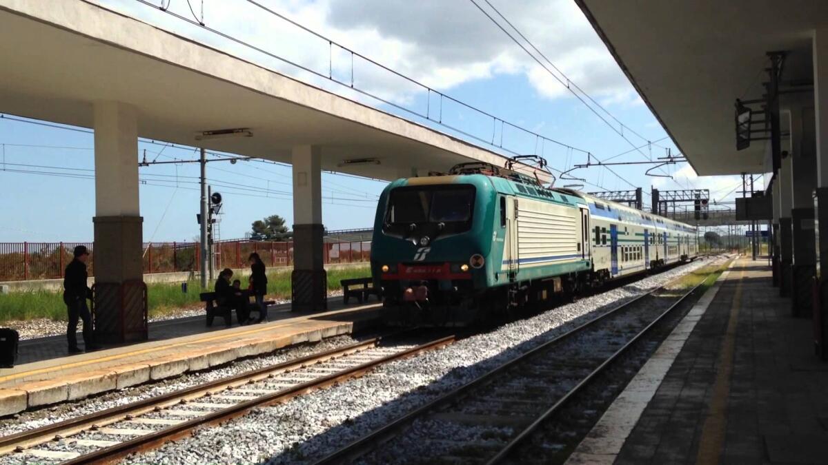 Gruppo FS: nel 2019 più di 5700 nuove assunzioni - Uomo Si Lancia Sui Binari Del Treno