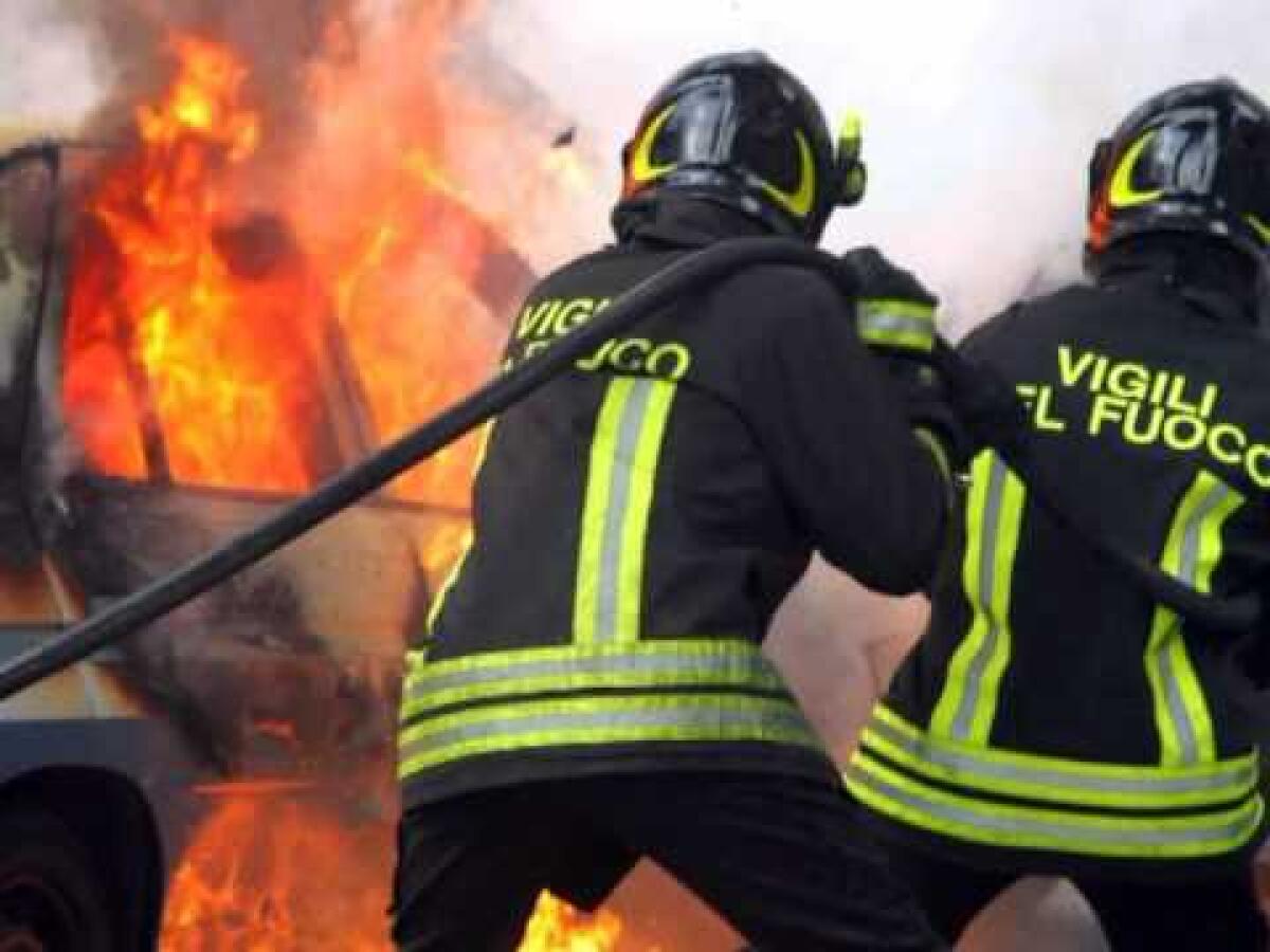 In fiamme pullman di fedeli: tornavano dal Santuario di Padre Pio - Foto repertorio