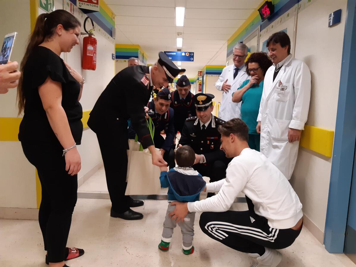 Carabinieri in corsia: Doni e sorrisi per i piccoli pazienti - 