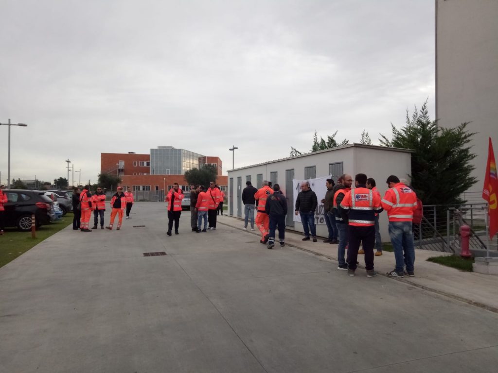 Foggia, protesta davanti alla nuova sede dell'Asl: gli operatori del 118 chiedono l'internalizzazione