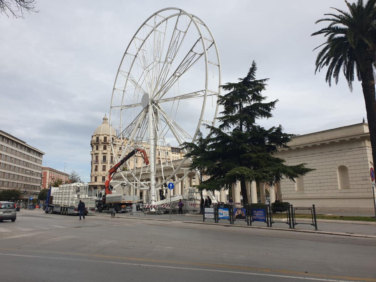 Foggia, arrivederci ruota panoramica: tecnici a lavoro per smontarla - 