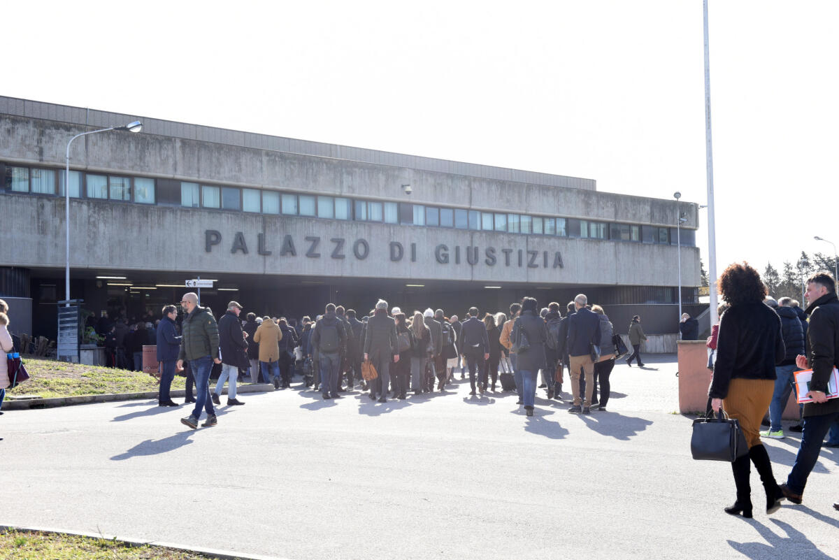 Foggia, allarme bomba al Tribunale: evacuata la struttura - Crediti foto: Foggia Reporter - Franco Cautillo