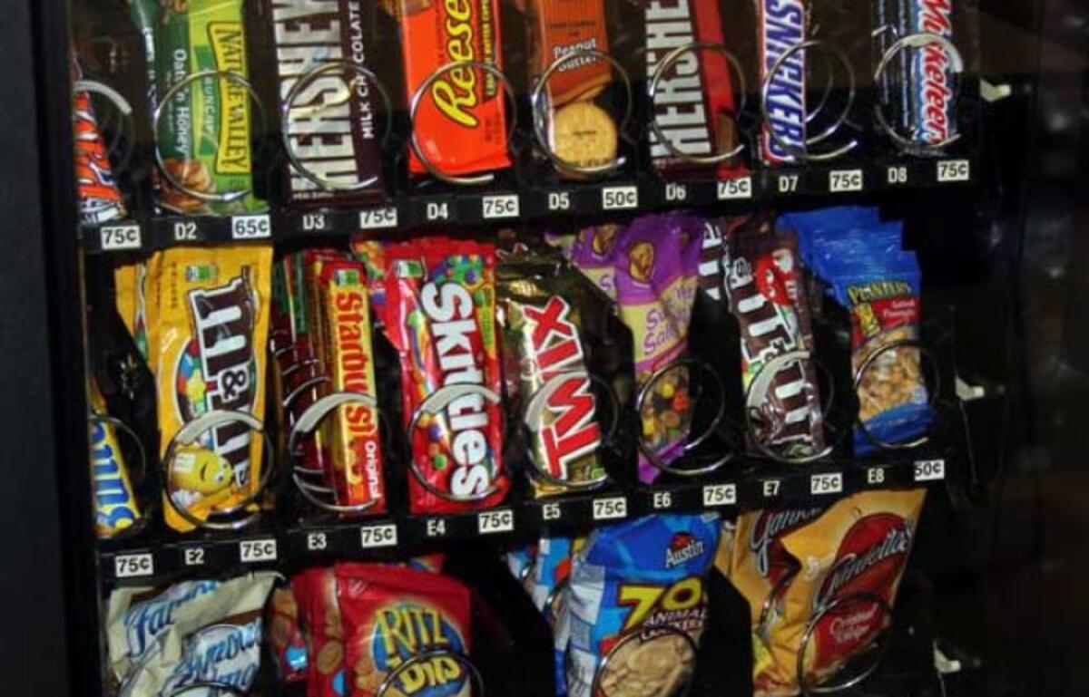 Foggia, rubano alimenti e bevande da distributore automatico: nei guai 4 giovani - 